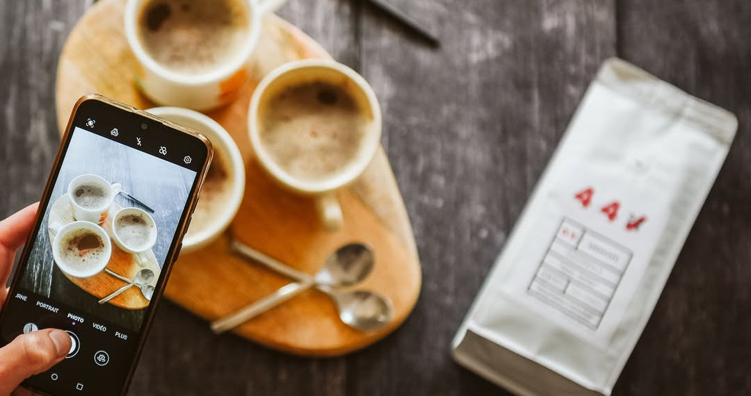 Photographie au smartphone de tasses de café à côté d'un paquet 44Café
