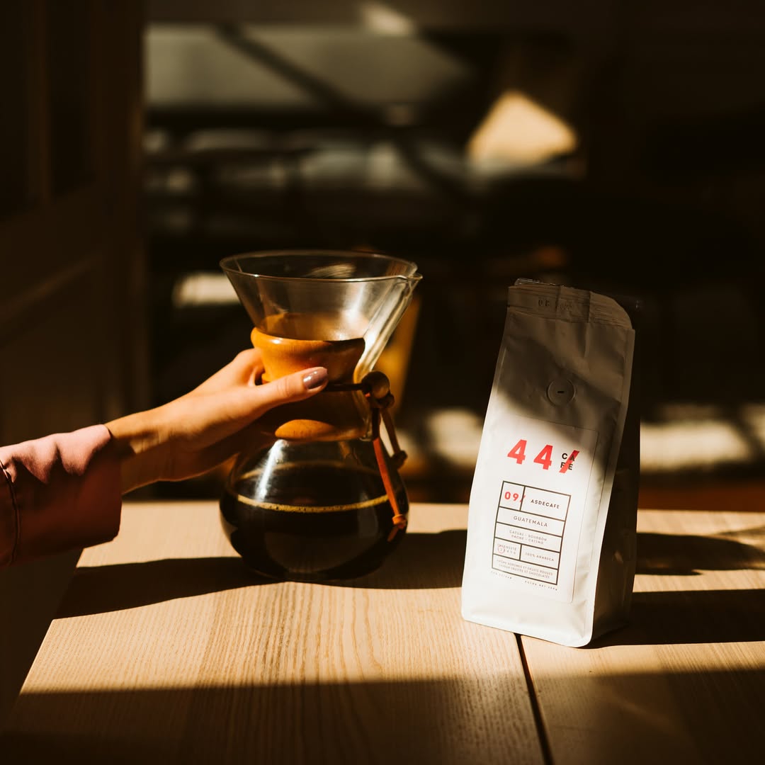 Préparation de café filtre au Chemex à côté d'un paquet de café en grain - 44Café