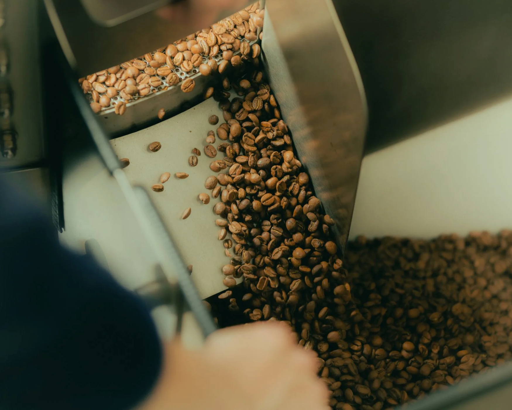 Grains de café en cours de torréfaction artisanale - 44Café